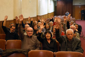 Los socios del Centro Gallego, durante la votación. Los socios del Centro Gallego, durante la votación.