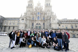 Los dirigentes de la Xunta posan junto a los alumnos y profesores del Cañada Blanch en la Plaza del Obradoiro. Los dirigentes de la Xunta posan junto a los alumnos y profesores del Cañada Blanch en la Plaza del Obradoiro.