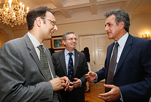 Francisco Martín, con el embajador y el consejero de Turismo de la Embajada.