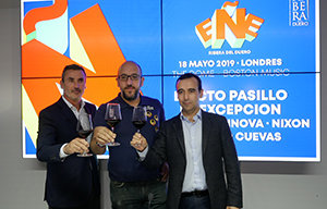 Un momento del brindis que se llevó a cabo durante la presentación. Un momento del brindis que se llevó a cabo durante la presentación.