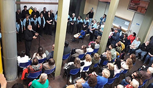 Numerosas personas acudieron al festival de coros. Numerosas personas acudieron al festival de coros.