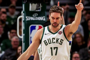 Pau Gasol, durante un partido con su equipo, Milwaukee Bucks.
