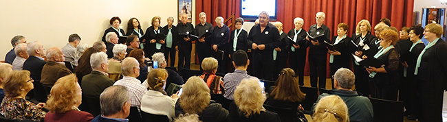 El coro del Centro Lalín, Silleda y A Golada, durante su primera actuación.