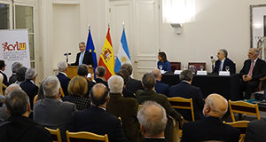 Andrés Ibarra hace uso de la palabra, acompañado por Julia Hernando, javier Sandomingo y Guillermo Ambrogi. Andrés Ibarra hace uso de la palabra, acompañado por Julia Hernando, javier Sandomingo y Guillermo Ambrogi.