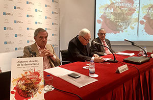 2. El libro presentado, en primer término en la mesa, con el autor, Alfonso García López, el delegado de la Xunta José Ramón Ónega y el presentador, el general Rodríguez-Villasante