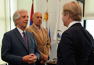 Un momento del encuentro entre Tabaré Vázquez y Gómez-Llera. Un momento del encuentro entre Tabaré Vázquez y Gómez-Llera.
