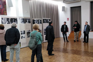 El fotógrafo y los directivos del Centro reciben a los primeros visitantes de la exposición.