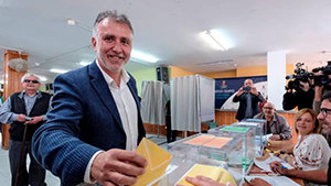 Ángel Víctor Torres, candidato socialista, votando. Ángel Víctor Torres, candidato socialista, votando.