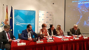 2. En la mesa, 1. De izquierda a derecha José Luis Mtnez., Víctor Cortizo, Isabel Noriega, Carlos Trujillo, Carolina Arroyo, el delegado de la Xunta en Madrid José Ramón Ónega,