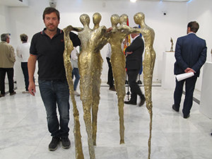 Miguel Couto junto a su obra EN FEMENINO IV