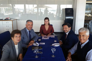 De izda. a dcha., Regina Jallas; Valentín García; Camila Fernández, presidenta de Aegal-Rio; Antonio Rodríguez Miranda; el vicepresidente de Aegal-Rio, Francisco Antonio Guede, entre otros asistentes a la reunión. De izda. a dcha., Regina Jallas; Valentín García; Camila Fernández, presidenta de Aegal-Rio; Antonio Rodríguez Miranda; el vicepresidente de Aegal-Rio, Francisco Antonio Guede, entre otros asistentes a la reunión.