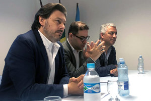 Miranda, acompañado por Valentín García, durante la presentación de la 'Estratexia' en Santos. Miranda, acompañado por Valentín García, durante la presentación de la 'Estratexia' en Santos.