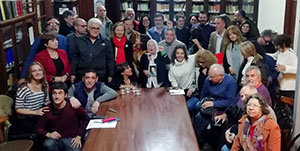 Familiares de las víctimas, integrantes de organismos de Derechos Humanos de Argentina y España, parlamentarios y directivos de la Federación posan tras la reunión. Familiares de las víctimas, integrantes de organismos de Derechos Humanos de Argentina y España, parlamentarios y directivos de la Federación posan tras la reunión.