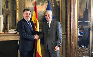 Un momento del saludo entre Román Rodríguez y Alfonso Dastis. Un momento del saludo entre Román Rodríguez y Alfonso Dastis.