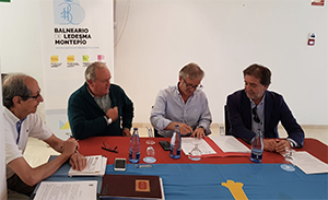 Un momento de la firma del convenio.