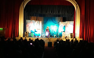 Un momento del espectáculo en el teatro de la Sociedad Española. Un momento del espectáculo en el teatro de la Sociedad Española.