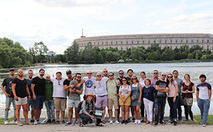 Los jóvenes participantes en el viaje, ante el Palacio de Congreso del Partido Nazi. Los jóvenes participantes en el viaje, ante el Palacio de Congreso del Partido Nazi.