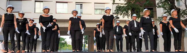 Uno de los grupos de baile que participó en el fin de curso.