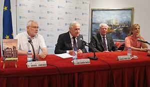 El editor Ángel Jiménez, el delegado de la Xunta José Ramón Ónega, el autor de la novela, Manuel Romay, y la periodista Pilar Falcón, en la mesa de la presentación
