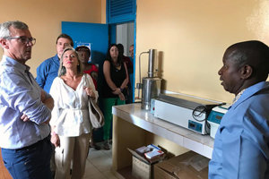 Alfonso Rueda, durante la visita al Centro Cida.