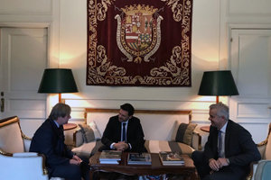 Miranda –en el centro–, acompañado por el delegado de la Xunta, Alejandro López Dobarro –a la dcha.–, durante la reunión con el embajador. Miranda –en el centro–, acompañado por el delegado de la Xunta, Alejandro López Dobarro –a la dcha.–, durante la reunión con el embajador.