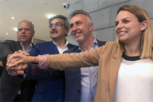 De izda. a dcha., Casimiro Curbelo, Román Rodríguez, Ángel Víctor Torres y Noemí Santana, tras la firma del pacto. De izda. a dcha., Casimiro Curbelo, Román Rodríguez, Ángel Víctor Torres y Noemí Santana, tras la firma del pacto.
