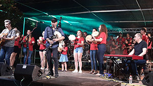 Anxo Lorenza actuando xunto co Grupo Rosalia de Castro