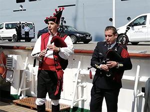 El sonido de las gaitas emocionó a los gallegos del Juan Sebastián Elcano. El sonido de las gaitas emocionó a los gallegos del Juan Sebastián Elcano.
