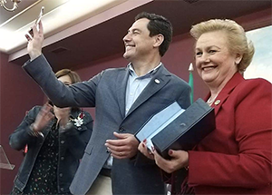 Puri Torres entregó a Juanma Moreno la Insignia de Oro de la institución. Puri Torres entregó a Juanma Moreno la Insignia de Oro de la institución.