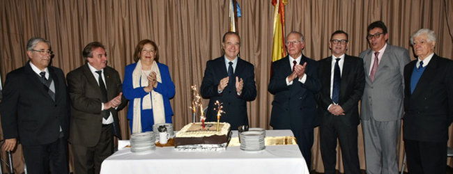 Directivos de la entidad y dirigentes invitados al evento, durante el encendido de la torta de aniversario. Directivos de la entidad y dirigentes invitados al evento, durante el encendido de la torta de aniversario.