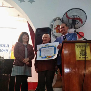 Juan Carlos Rodríguez recoge el diploma concedido a la Sociedad de Zárate. Juan Carlos Rodríguez recoge el diploma concedido a la Sociedad de Zárate.