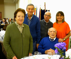 Julia Hernando posa junto a un grupo de hermanos marianistas distinguidos con el ‘Premio Cid Campeador 2019’. Julia Hernando posa junto a un grupo de hermanos marianistas distinguidos con el ‘Premio Cid Campeador 2019’.