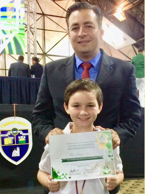 Santiago Ren Diéguez recibió uno de los premios a la ‘Excelencia Académica’, de manos del alcalde de Baruta, Darwin González Padilla. Santiago Ren Diéguez recibió uno de los premios a la ‘Excelencia Académica’, de manos del alcalde de Baruta, Darwin González Padilla.