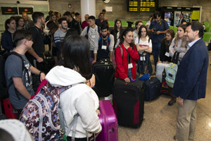 El secretario xeral de Emigración dio la bienvenida a los jóvenes en el aeropuerto de Alvedro. El secretario xeral de Emigración dio la bienvenida a los jóvenes en el aeropuerto de Alvedro.