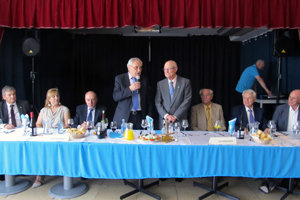 Ónega se dirige a los comensales en el Centro Gallego de Madrid junto al presidente Fernando Rey y directivos de las asociaciones gallegas en Madrid. Ónega se dirige a los comensales en el Centro Gallego de Madrid junto al presidente Fernando Rey y directivos de las asociaciones gallegas en Madrid.