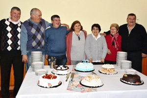 Delia, acompañada por familiares que participaron en la sorpresa, frente a la torta de cumpleaños. Delia, acompañada por familiares que participaron en la sorpresa, frente a la torta de cumpleaños.