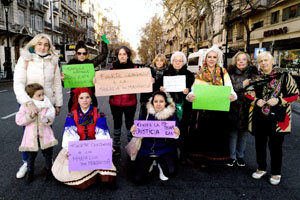 Un grupo del colectivo en la calle se solidariza con la joven víctima de ‘La Manada’ de Manresa.
