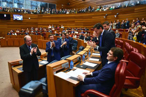 Mañueco recibe el aplauso de sus compañeros de partido tras ser proclamado presidente de la Junta. Mañueco recibe el aplauso de sus compañeros de partido tras ser proclamado presidente de la Junta.