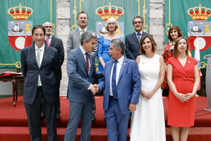 Miguel Ángel Revilla posa junto a sus consejeros, tras el acto de toma de posesión.