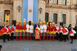 La Guardia Real del Club Español intervino en los actos por la independencia en Tres Arroyos.