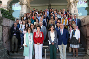 La ministra posa junto a otros asistentes a este curso sobre la Seguridad Social en la Universidad Internacional Menéndez Pidal. La ministra posa junto a otros asistentes a este curso sobre la Seguridad Social en la Universidad Internacional Menéndez Pidal.