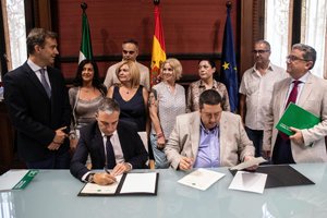 Elías Bendodo –a la izda.– y Mario Alonso, durante la firma del convenio.