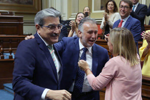 El nuevo presidente es felicitado por sus aliados políticos. El nuevo presidente es felicitado por sus aliados políticos.