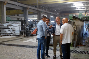 Juan Cividanes, durante la visita a la empresa Granilouro. Juan Cividanes, durante la visita a la empresa Granilouro.