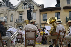 Un concierto, ante uno de los edificios de origen indiano en pleno centro de Ribadeo. Un concierto, ante uno de los edificios de origen indiano en pleno centro de Ribadeo.