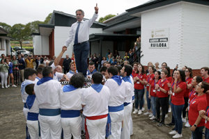 Revilla participó en una exhibición folclórica que tuvo lugar durante el acto de bienvenida. Revilla participó en una exhibición folclórica que tuvo lugar durante el acto de bienvenida.