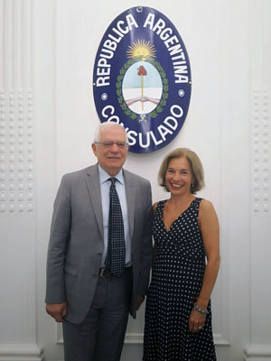Josep Borrell posa junto a la cónsul general, Moira Wilkinson, en la sede del Consulado argentino en Madrid. Josep Borrell posa junto a la cónsul general, Moira Wilkinson, en la sede del Consulado argentino en Madrid.