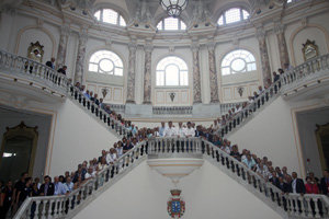 Feijóo y los asistentes al Pleno que tuvo lugar en La Habana en 2016 posan en las escaleras del antiguo Centro Gallego. Feijóo y los asistentes al Pleno que tuvo lugar en La Habana en 2016 posan en las escaleras del antiguo Centro Gallego.