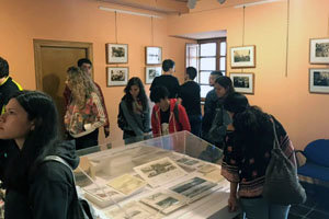 Los alumnos visitan una exposición en la Casa de Cultura de Boal. Los alumnos visitan una exposición en la Casa de Cultura de Boal.
