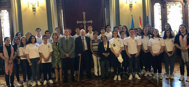 Los jóvenes mexicanos posan con las autoridades durante su visita a la Junta General del Principado. Los jóvenes mexicanos posan con las autoridades durante su visita a la Junta General del Principado.